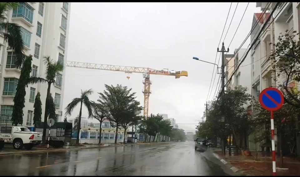Tháp cẩu quay như “chong chóng” trong bão - 1 Tháp cẩu quay như “chong chóng” trong bão - 1