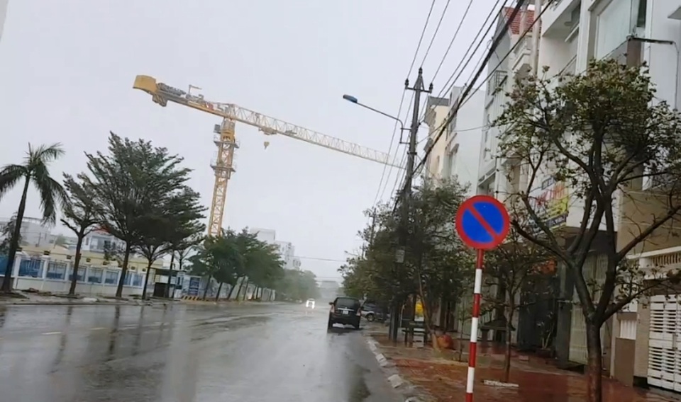Tháp cẩu quay như “chong chóng” trong bão - 2 Tháp cẩu quay như “chong chóng” trong bão - 2