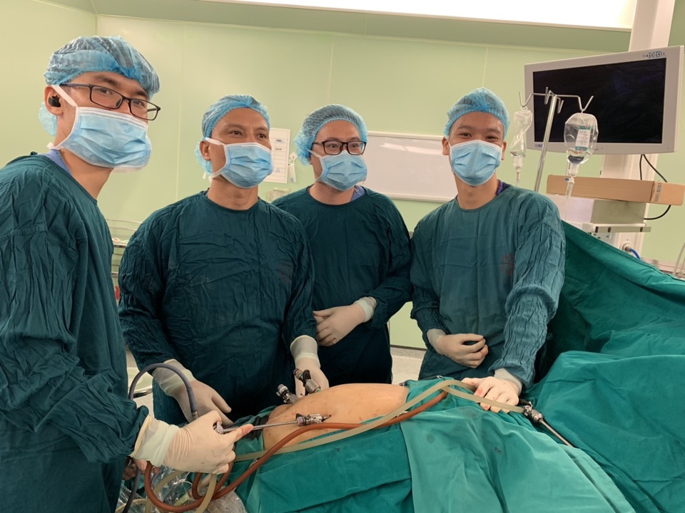 Thay vì rạch bụng, khối u gan được lấy nhờ mổ nội soi - 1 Thay vì rạch bụng, khối u gan được lấy nhờ mổ nội soi - 1