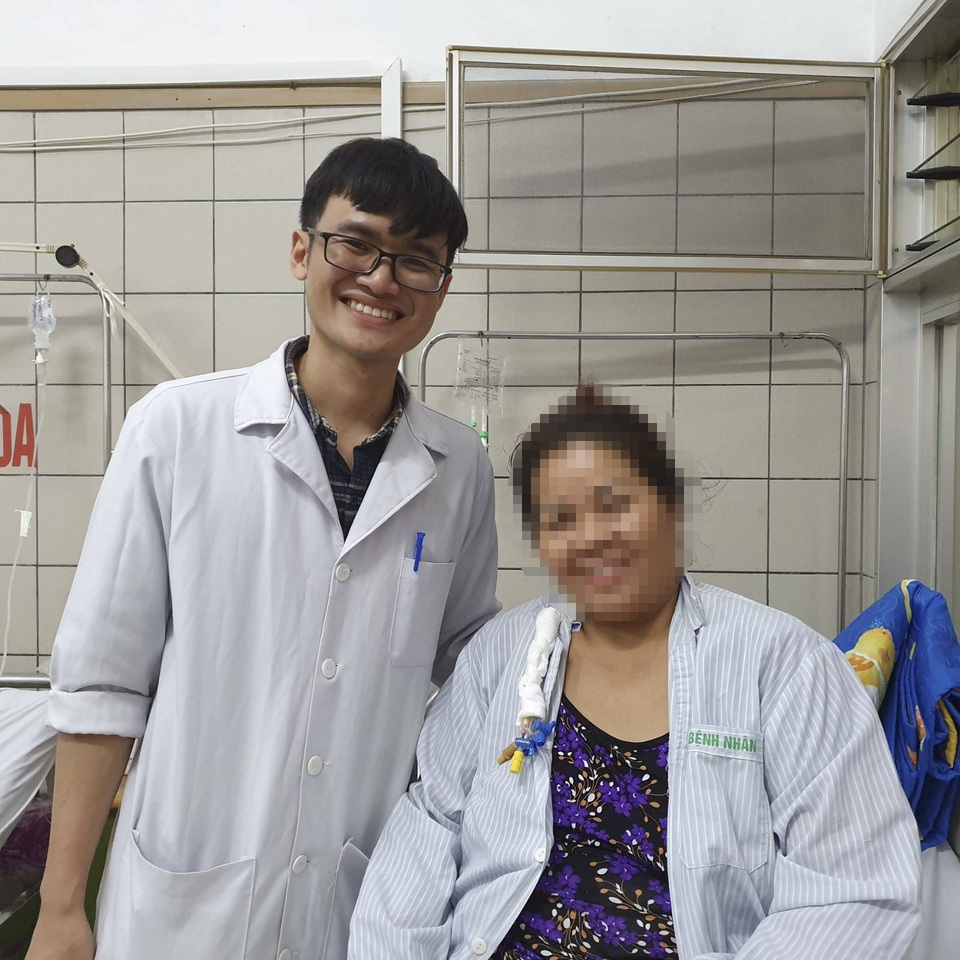 Thay vì rạch bụng, khối u gan được lấy nhờ mổ nội soi - 2 Thay vì rạch bụng, khối u gan được lấy nhờ mổ nội soi - 2