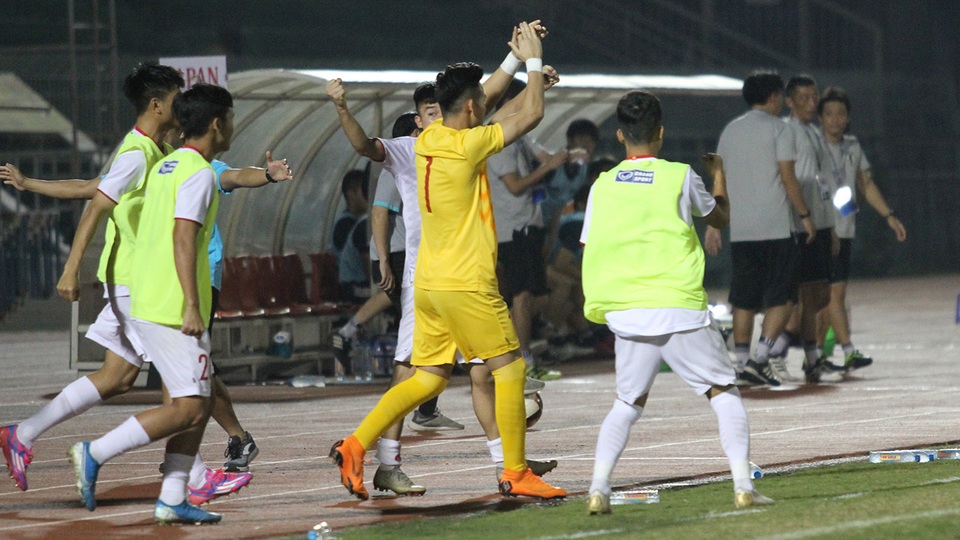 Khoảnh khắc cầu thủ và cổ động viên nín thở nhìn U19 Việt Nam giành vé dự giải châu Á - 12 Khoảnh khắc cầu thủ và cổ động viên nín thở nhìn U19 Việt Nam giành vé dự giải châu Á - 12