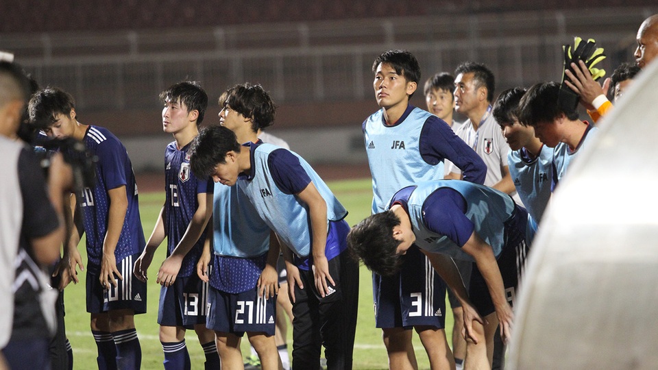 Khoảnh khắc cầu thủ và cổ động viên nín thở nhìn U19 Việt Nam giành vé dự giải châu Á - 16 Khoảnh khắc cầu thủ và cổ động viên nín thở nhìn U19 Việt Nam giành vé dự giải châu Á - 16