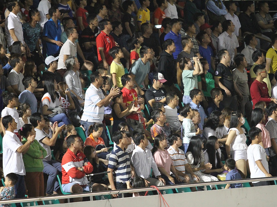 Khoảnh khắc cầu thủ và cổ động viên nín thở nhìn U19 Việt Nam giành vé dự giải châu Á - 9 Khoảnh khắc cầu thủ và cổ động viên nín thở nhìn U19 Việt Nam giành vé dự giải châu Á - 9