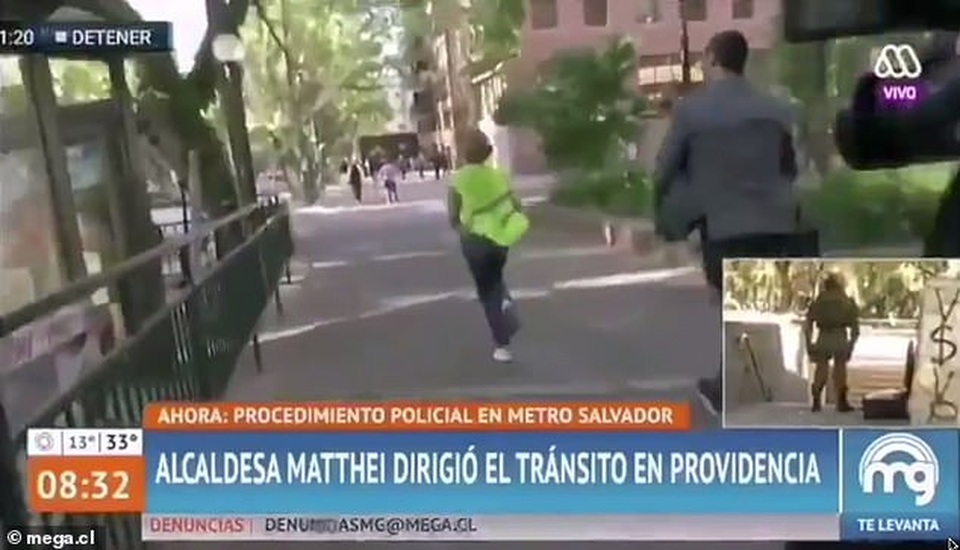 Thị trưởng bỏ chạy thục mạng khỏi cánh phóng viên - 1