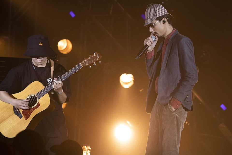Hoa hậu H’Hen Niê trình diễn màn xoay váy kinh điển trong liveshow Đen Vâu - 9 Hoa hậu H’Hen Niê trình diễn màn xoay váy kinh điển trong liveshow Đen Vâu - 9