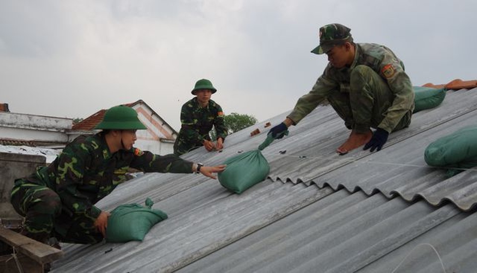 Chằng mái nhà chống bão, một người bị điện giật chết - 1 Chằng mái nhà chống bão, một người bị điện giật chết - 1