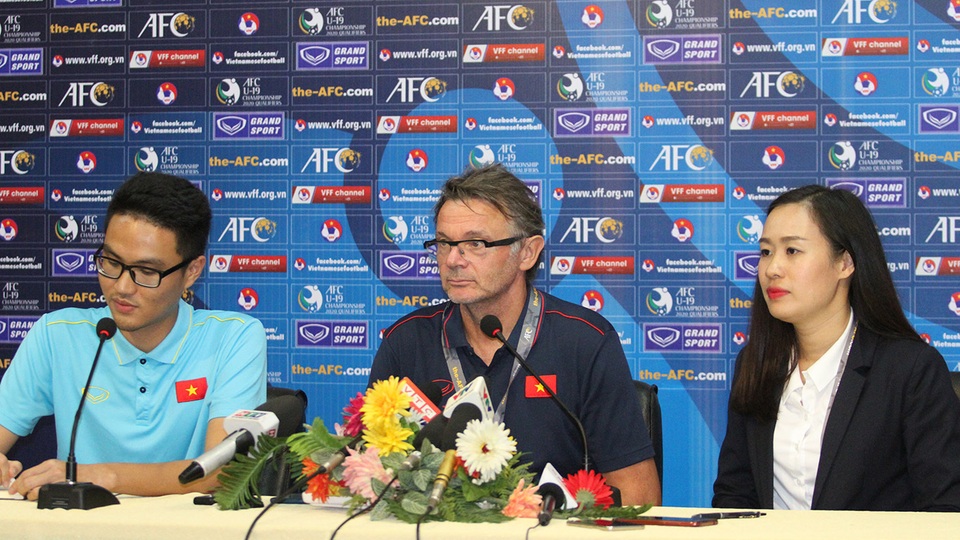 Khoảnh khắc cầu thủ và cổ động viên nín thở nhìn U19 Việt Nam giành vé dự giải châu Á - 3 Khoảnh khắc cầu thủ và cổ động viên nín thở nhìn U19 Việt Nam giành vé dự giải châu Á - 3