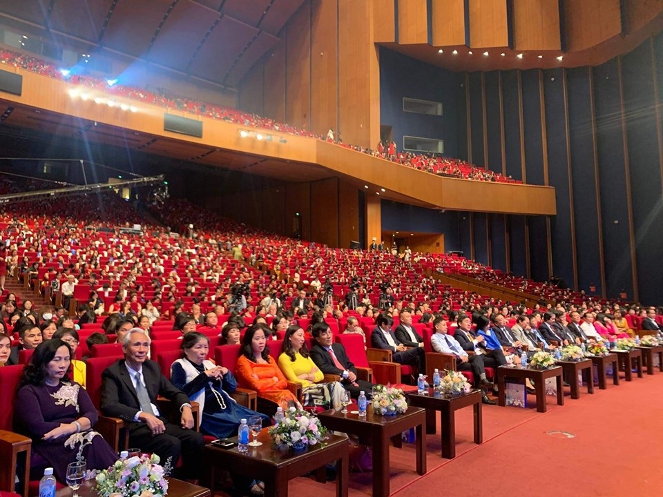 Giám đốc Đại học Quốc gia Hà Nội “truyền lửa” cho học sinh khối chuyên ngữ - 2 Giám đốc Đại học Quốc gia Hà Nội “truyền lửa” cho học sinh khối chuyên ngữ - 2