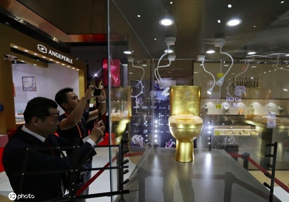 Ngắm bồn cầu vàng nạm hàng vạn viên kim cương - 1 Ngắm bồn cầu vàng nạm hàng vạn viên kim cương - 1