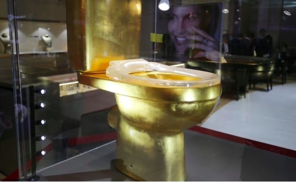 Ngắm bồn cầu vàng nạm hàng vạn viên kim cương - 3 Ngắm bồn cầu vàng nạm hàng vạn viên kim cương - 3