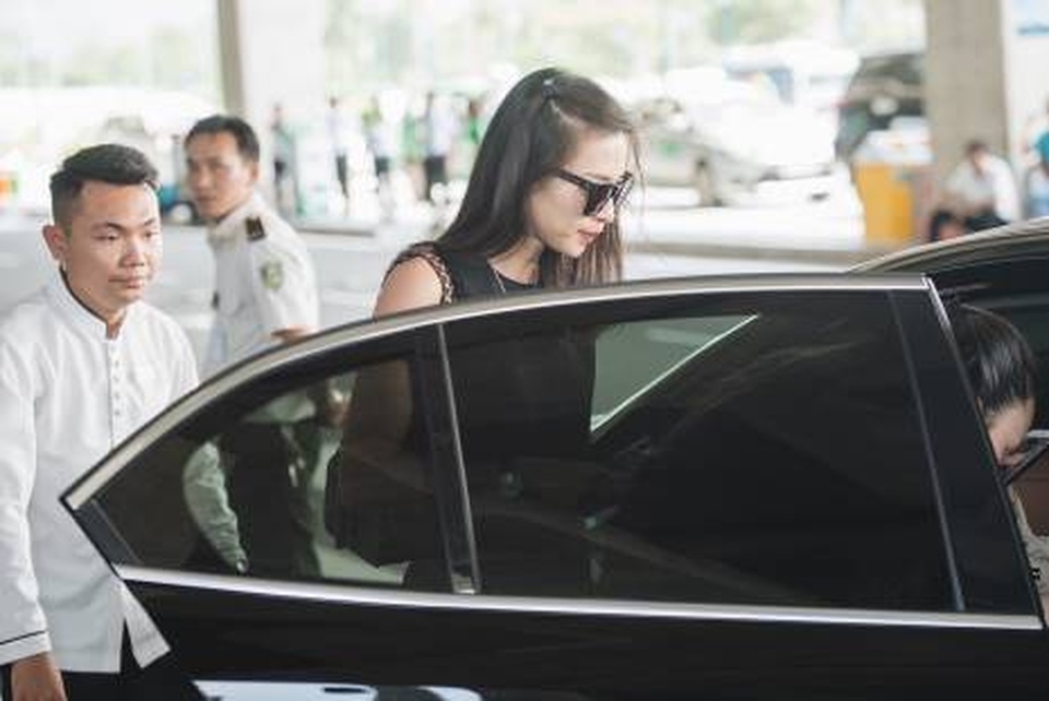 Ngô Thanh Vân rạng ngời bên xe VinFast đi dự đám cưới Đông Nhi - 1