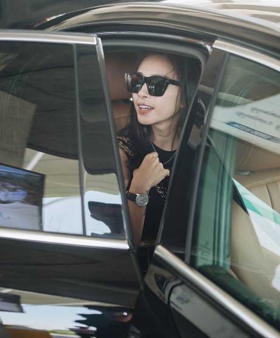 Ngô Thanh Vân rạng ngời bên xe VinFast đi dự đám cưới Đông Nhi - 2