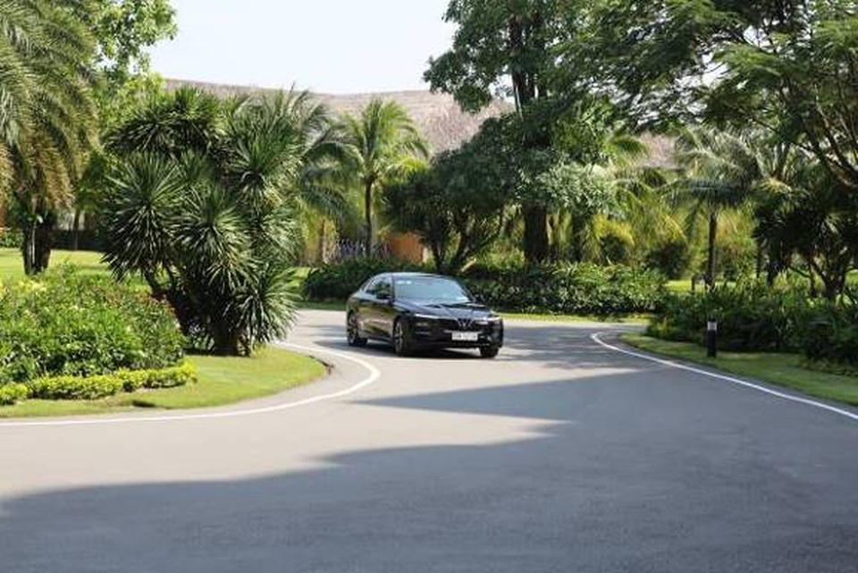 Ngô Thanh Vân rạng ngời bên xe VinFast đi dự đám cưới Đông Nhi - 3