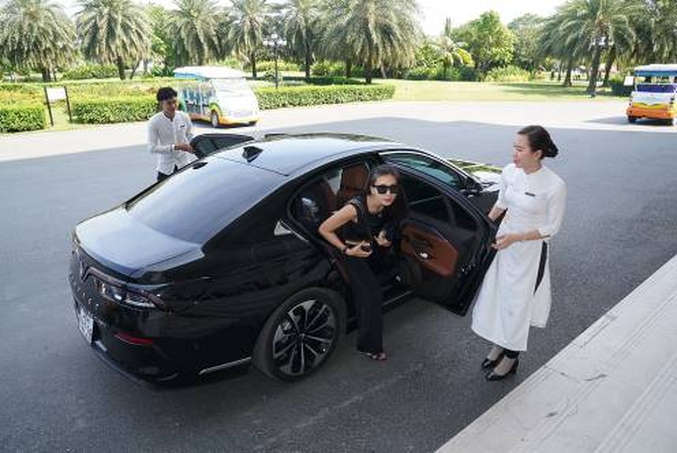 Ngô Thanh Vân rạng ngời bên xe VinFast đi dự đám cưới Đông Nhi - 4