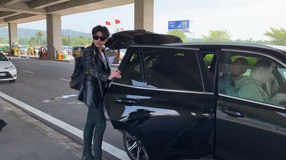 Ngô Thanh Vân rạng ngời bên xe VinFast đi dự đám cưới Đông Nhi - 5