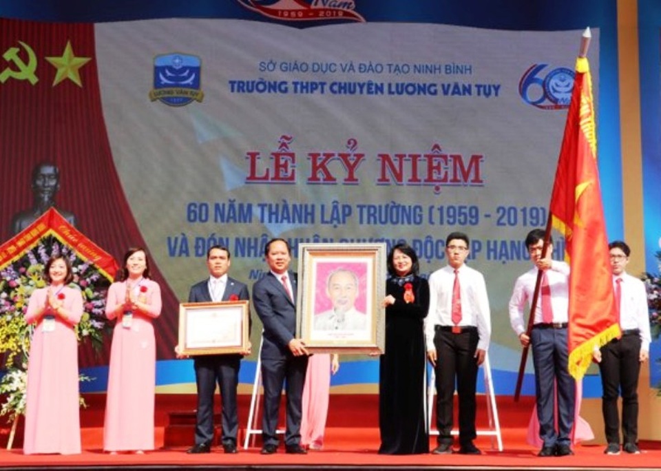 Trường THPT chuyên Lương Văn Tụy đón nhận Huân chương Độc lập hạng Nhì - 1 Trường THPT chuyên Lương Văn Tụy đón nhận Huân chương Độc lập hạng Nhì - 1