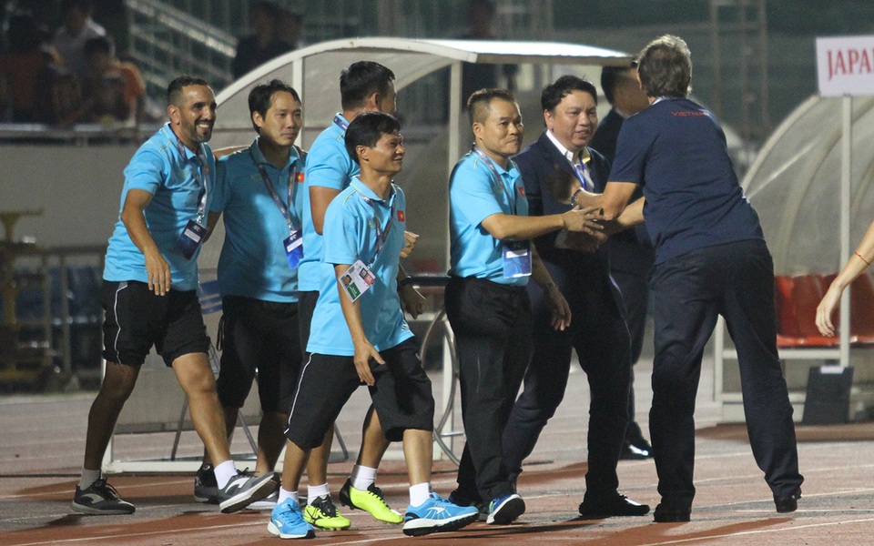 Khoảnh khắc cầu thủ và cổ động viên nín thở nhìn U19 Việt Nam giành vé dự giải châu Á - 14 Khoảnh khắc cầu thủ và cổ động viên nín thở nhìn U19 Việt Nam giành vé dự giải châu Á - 14