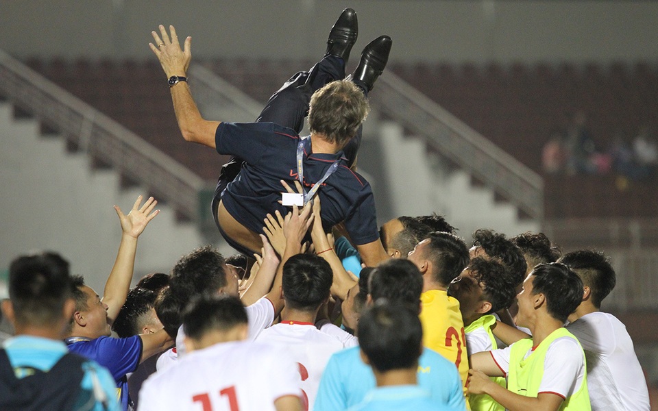 Khoảnh khắc cầu thủ và cổ động viên nín thở nhìn U19 Việt Nam giành vé dự giải châu Á - 15 Khoảnh khắc cầu thủ và cổ động viên nín thở nhìn U19 Việt Nam giành vé dự giải châu Á - 15