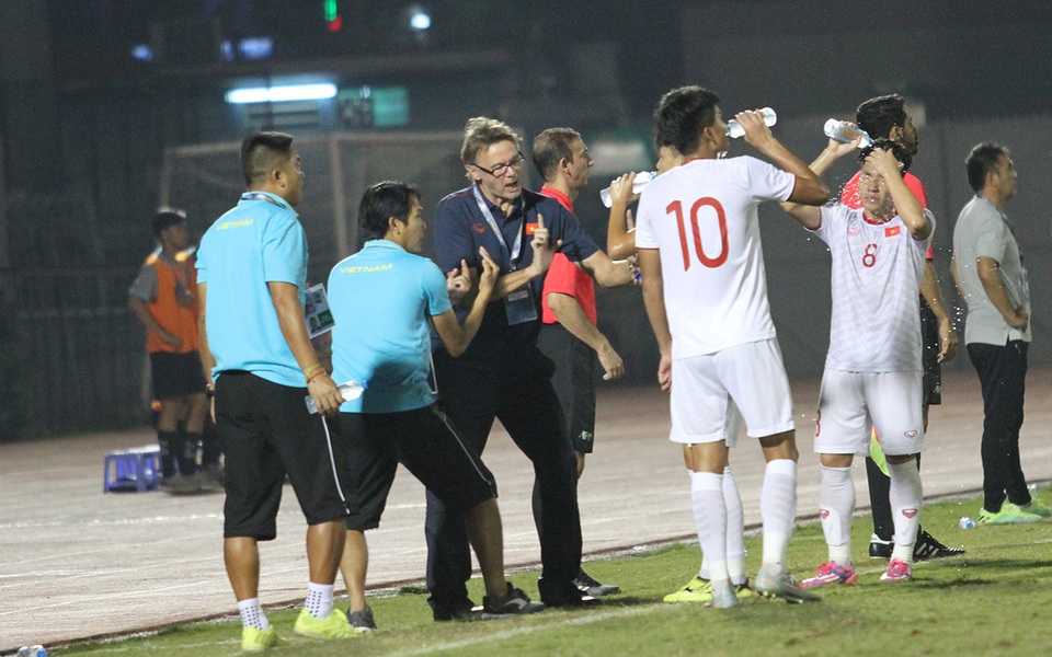 Khoảnh khắc cầu thủ và cổ động viên nín thở nhìn U19 Việt Nam giành vé dự giải châu Á - 2 Khoảnh khắc cầu thủ và cổ động viên nín thở nhìn U19 Việt Nam giành vé dự giải châu Á - 2