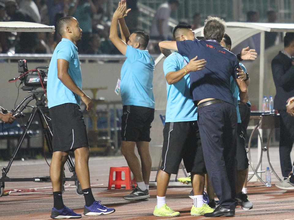 Khoảnh khắc cầu thủ và cổ động viên nín thở nhìn U19 Việt Nam giành vé dự giải châu Á - 13 Khoảnh khắc cầu thủ và cổ động viên nín thở nhìn U19 Việt Nam giành vé dự giải châu Á - 13