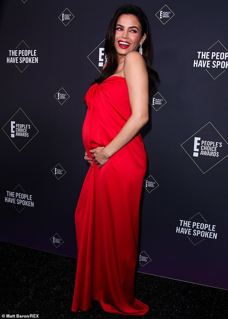 Bà bầu Jenna Dewan mặc đẹp nổi bật trên thảm đỏ lễ trao giải Peoples Choice - 5 Bà bầu Jenna Dewan mặc đẹp nổi bật trên thảm đỏ lễ trao giải Peoples Choice - 5