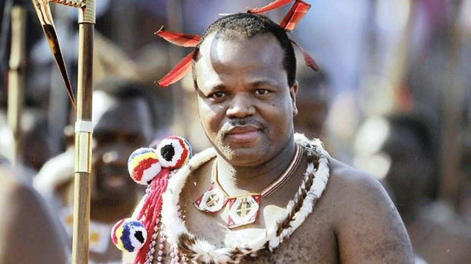 Đất nước còn nghèo, nhà vua vẫn mua hàng chục siêu xe cho 15 bà vợ - 2