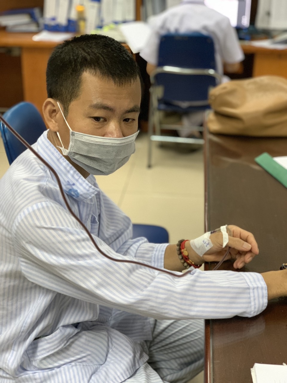 Người cha nghẹn ngào mong ngày ra viện cầm số tiền bạn đọc giúp đỡ để thắp hương cho con! - 1 Người cha nghẹn ngào mong ngày ra viện cầm số tiền bạn đọc giúp đỡ để thắp hương cho con! - 1