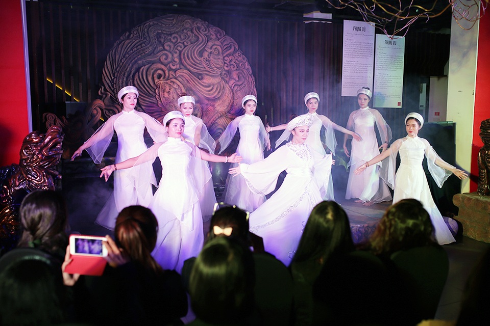 Độc đáo vũ khúc bellydance kết hợp âm nhạc cung đình giữa lòng Thủ đô - 4 Độc đáo vũ khúc bellydance kết hợp âm nhạc cung đình giữa lòng Thủ đô - 4