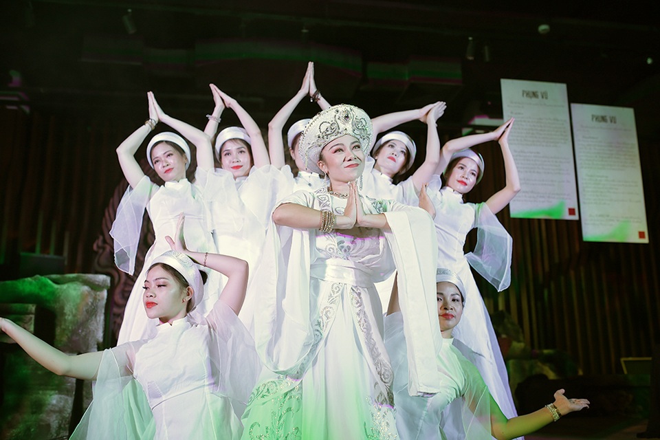 Độc đáo vũ khúc bellydance kết hợp âm nhạc cung đình giữa lòng Thủ đô - 8 Độc đáo vũ khúc bellydance kết hợp âm nhạc cung đình giữa lòng Thủ đô - 8