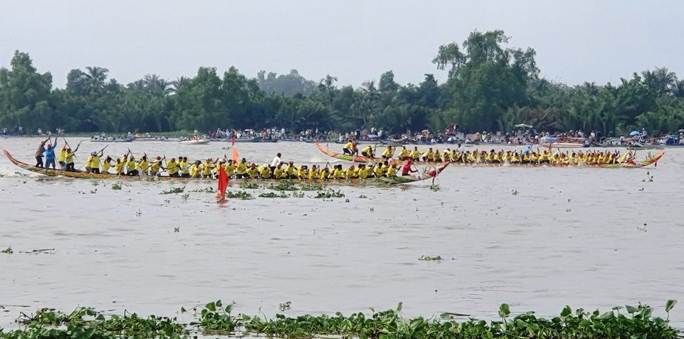Hàng chục nghìn người dân đến xem đua ghe Ngo tại lễ hội Oóc Om Bóc - 4 Hàng chục nghìn người dân đến xem đua ghe Ngo tại lễ hội Oóc Om Bóc - 4
