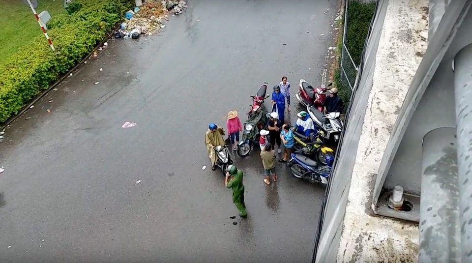 Nam sinh viên rơi từ cầu vượt cao gần 5m xuống đất - 1 Nam sinh viên rơi từ cầu vượt cao gần 5m xuống đất - 1
