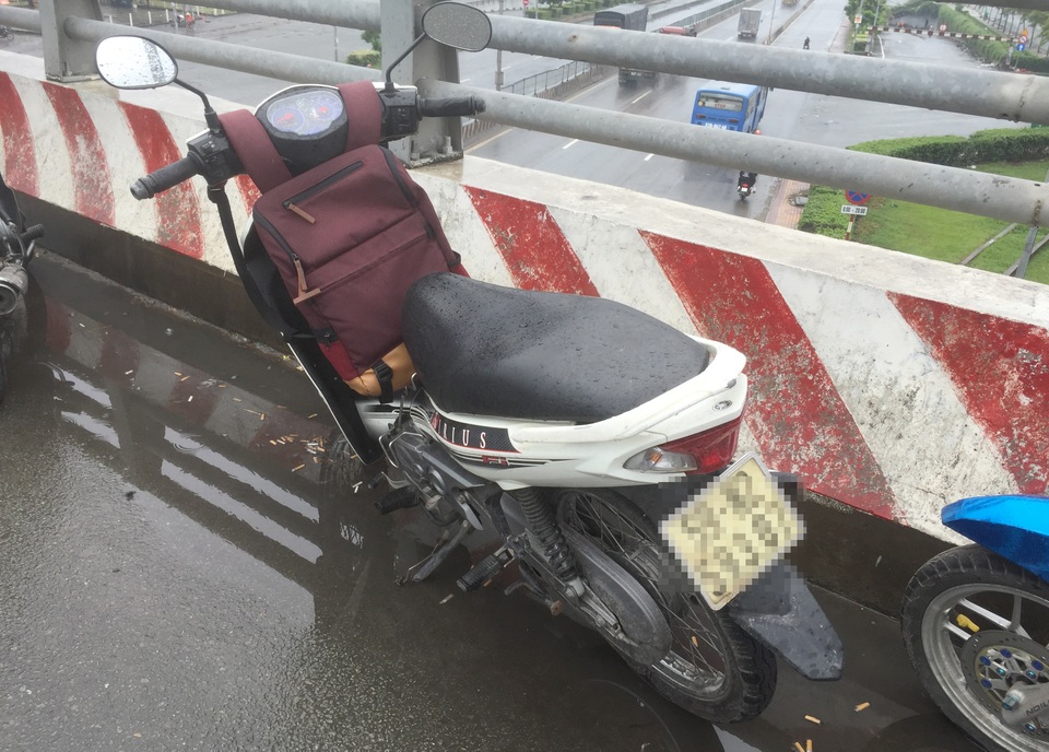 Nam sinh viên rơi từ cầu vượt cao gần 5m xuống đất - 2 Nam sinh viên rơi từ cầu vượt cao gần 5m xuống đất - 2