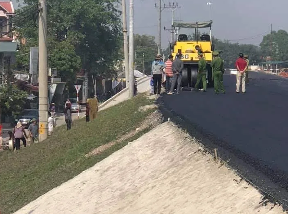 Đi bộ trên đường đang thi công, người đàn ông bị xe lu cán tử vong - 1 Đi bộ trên đường đang thi công, người đàn ông bị xe lu cán tử vong - 1