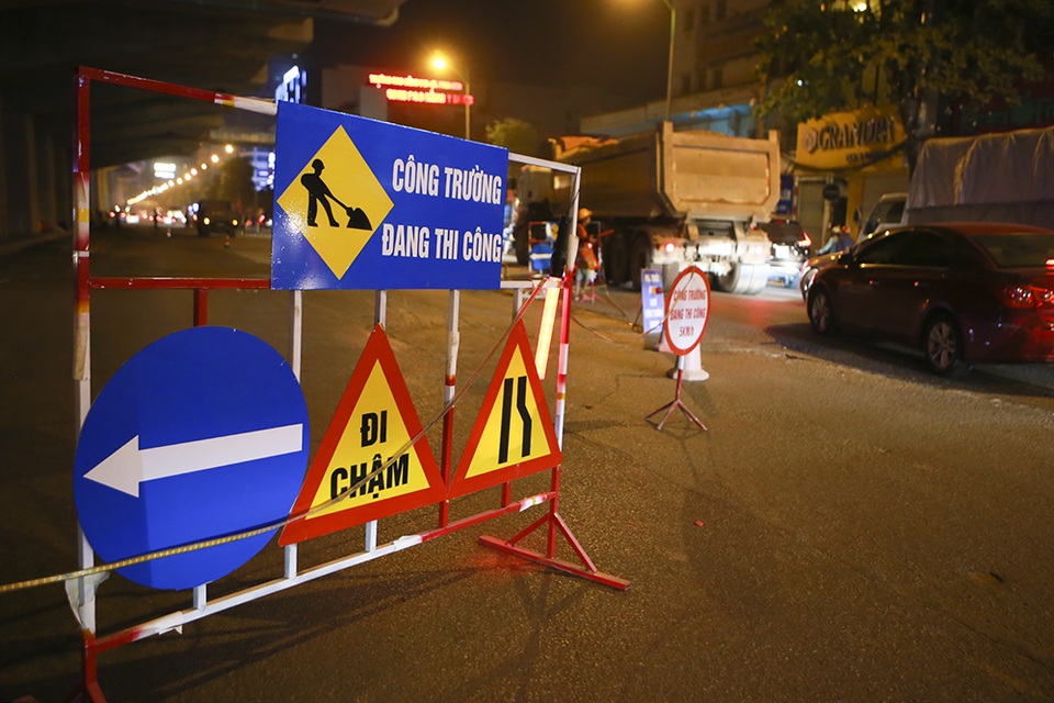 Hà Nội: Xuyên đêm sửa chữa, vá lại mặt đường Nguyễn Trãi - 4 Hà Nội: Xuyên đêm sửa chữa, vá lại mặt đường Nguyễn Trãi - 4