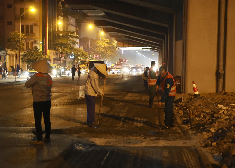 Hà Nội: Xuyên đêm sửa chữa, vá lại mặt đường Nguyễn Trãi - 3 Hà Nội: Xuyên đêm sửa chữa, vá lại mặt đường Nguyễn Trãi - 3