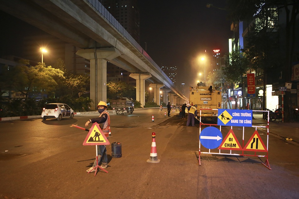 Hà Nội: Xuyên đêm sửa chữa, vá lại mặt đường Nguyễn Trãi - 6 Hà Nội: Xuyên đêm sửa chữa, vá lại mặt đường Nguyễn Trãi - 6