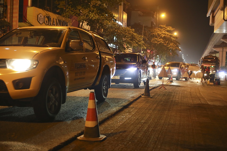 Hà Nội: Xuyên đêm sửa chữa, vá lại mặt đường Nguyễn Trãi - 7 Hà Nội: Xuyên đêm sửa chữa, vá lại mặt đường Nguyễn Trãi - 7