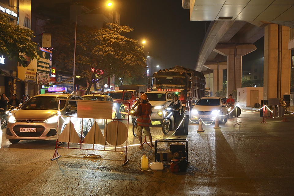 Hà Nội: Xuyên đêm sửa chữa, vá lại mặt đường Nguyễn Trãi - 2 Hà Nội: Xuyên đêm sửa chữa, vá lại mặt đường Nguyễn Trãi - 2