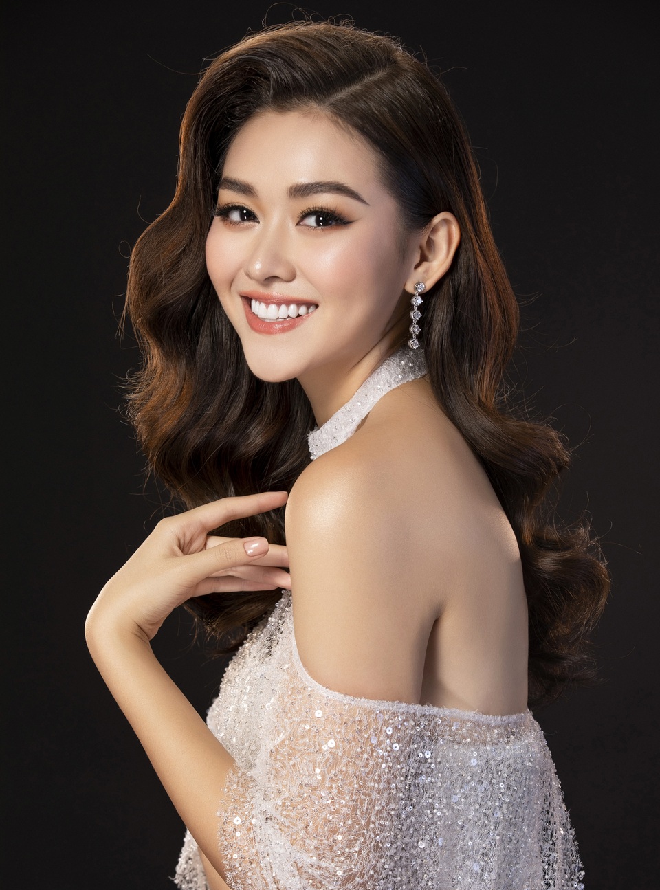 Tường San hé lộ váy dạ hội gợi cảm trước thềm chung kết Hoa hậu Quốc tế - 7 Tường San hé lộ váy dạ hội gợi cảm trước thềm chung kết Hoa hậu Quốc tế - 7