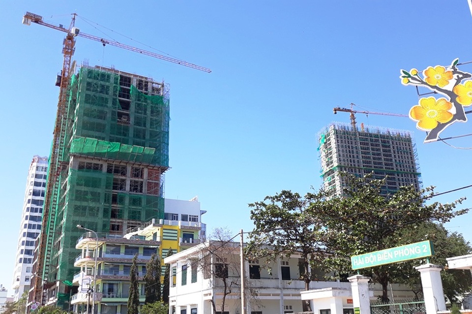 Tháp cẩu quay như “chong chóng” trong bão là... hợp lý? - 4 Tháp cẩu quay như “chong chóng” trong bão là... hợp lý? - 4