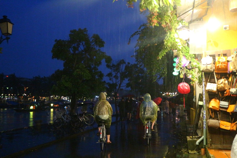 Với những tâm hồn muốn đắm chìm trong sự lãng mạn thì hãy thử cảm giác dạo bước quanh phố cổ trong làn mưa. Dưới những chiếc ô xinh xắn, bạn thong thả bước đi trên những con đường hoài cổ, len lỏi vào từng con hẻm rêu phong bỗng thấy lòng thư thái, nhẹ nhàng hơn cả, mọi phiền muộn như được xoa dịu và cuốn trôi theo cơn mưa Khám phá Hội An khi mùa mưa về