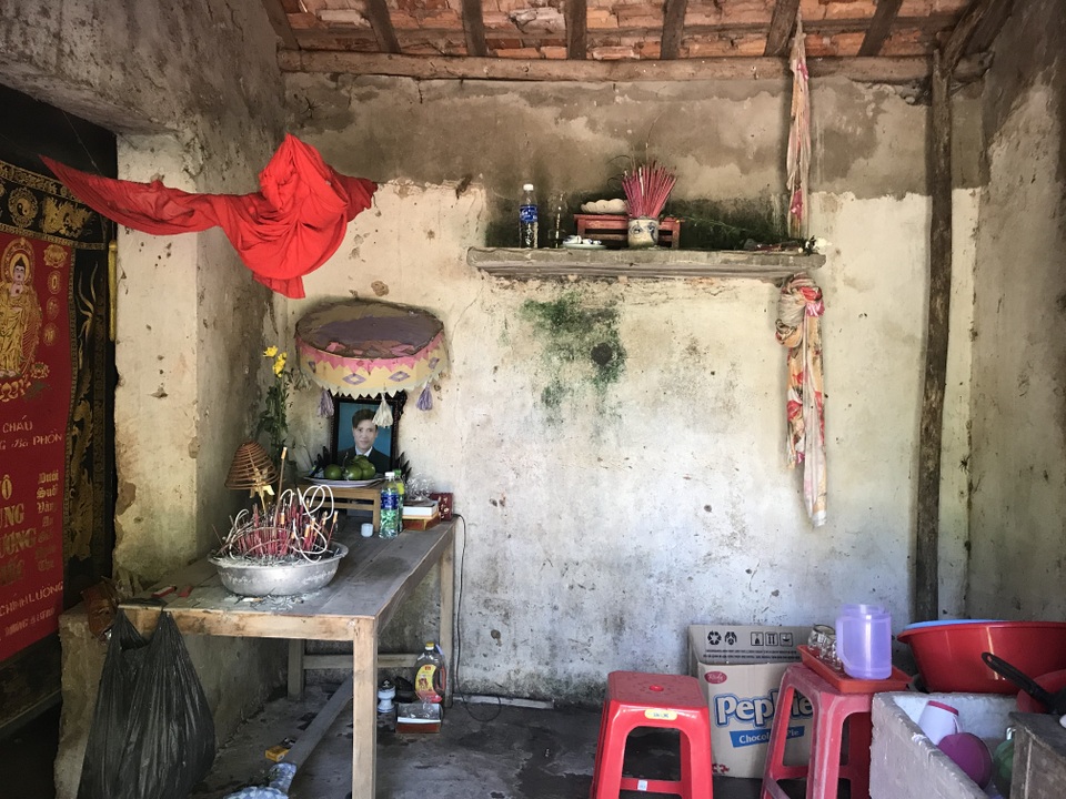 Nhói lòng cảnh cô học trò sống hiu hắt trong ngôi nhà rách nát như phế tích thời xưa! - 3 Nhói lòng cảnh cô học trò sống hiu hắt trong ngôi nhà rách nát như phế tích thời xưa! - 3