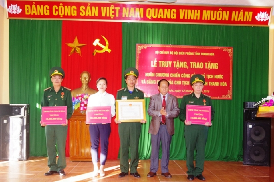 Truy tặng huân chương chiến công cho sĩ quan biên phòng hi sinh khi truy bắt tội phạm - 3 Truy tặng huân chương chiến công cho sĩ quan biên phòng hi sinh khi truy bắt tội phạm - 3