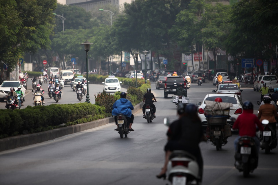 Bầu trời khu vực Hà Nội có chỉ số không khí cảnh báo khẩn cấp về sức khỏe - 6 Bầu trời khu vực Hà Nội có chỉ số không khí cảnh báo khẩn cấp về sức khỏe - 6