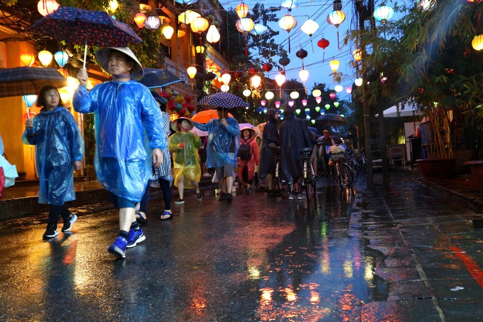 Đêm mưa, Hội An như lung linh hơn với những ánh đèn lồng soi bóng dưới những con đường lấp loáng nước. Thêm một chút mộng mơ, bạn sẽ cảm thấy mình như bước vào một thế giới liêu trai đầy huyền ảo Khám phá Hội An khi mùa mưa về
