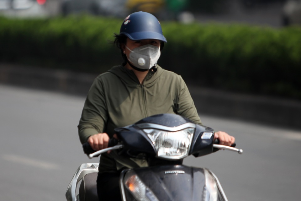 Bầu trời khu vực Hà Nội có chỉ số không khí cảnh báo khẩn cấp về sức khỏe - 8 Bầu trời khu vực Hà Nội có chỉ số không khí cảnh báo khẩn cấp về sức khỏe - 8