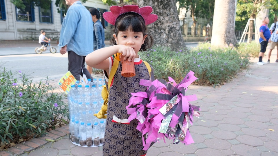 Học sinh Chu Văn An tặng quà các thầy cô giáo bằng sản phẩm tái chế từ rác thải nhựa - 7 Học sinh Chu Văn An tặng quà các thầy cô giáo bằng sản phẩm tái chế từ rác thải nhựa - 7