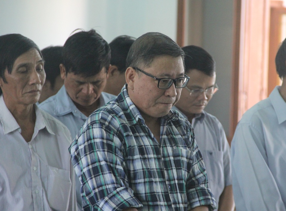 Gây thất thoát gần 9,3 tỷ đồng, nguyên chủ tịch UBND huyện lãnh 12 năm tù - 2 Gây thất thoát gần 9,3 tỷ đồng, nguyên chủ tịch UBND huyện lãnh 12 năm tù - 2