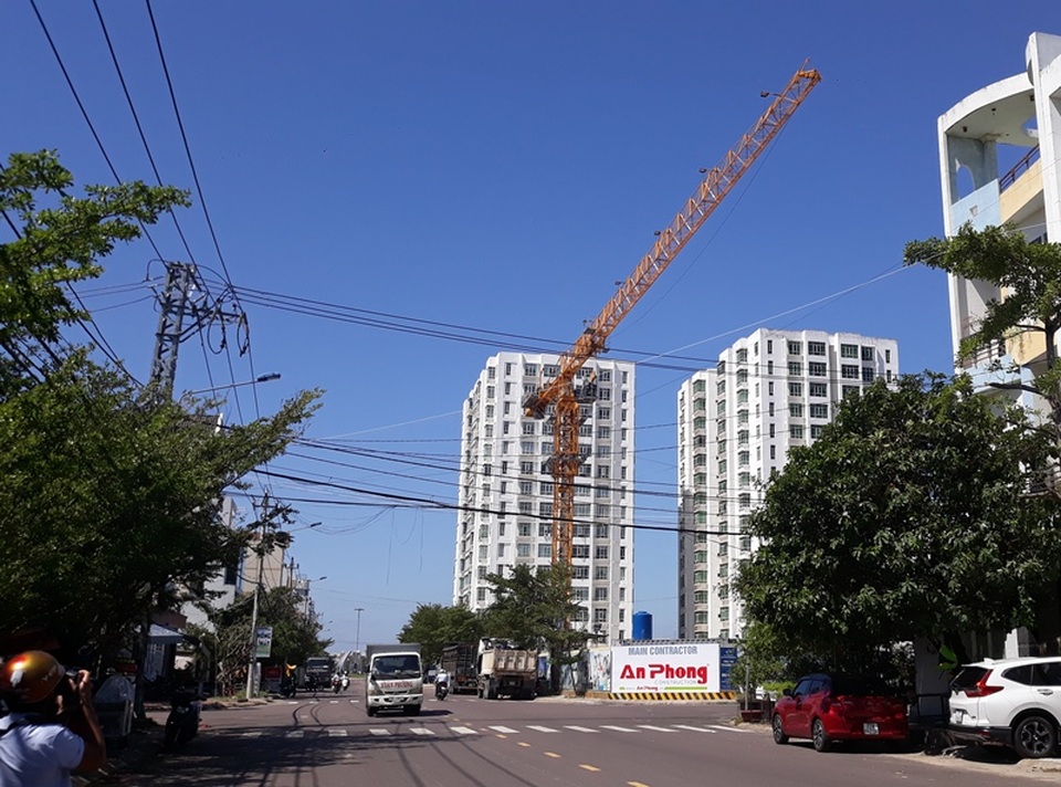 Tháp cẩu quay như “chong chóng” trong bão là... hợp lý? - 3 Tháp cẩu quay như “chong chóng” trong bão là... hợp lý? - 3