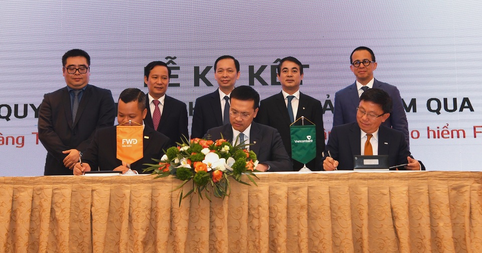 Vietcombank và FWD ký kết hợp tác độc quyền 15 năm phân phối bảo hiểm qua ngân hàng - 1 Vietcombank và FWD ký kết hợp tác độc quyền 15 năm phân phối bảo hiểm qua ngân hàng - 1
